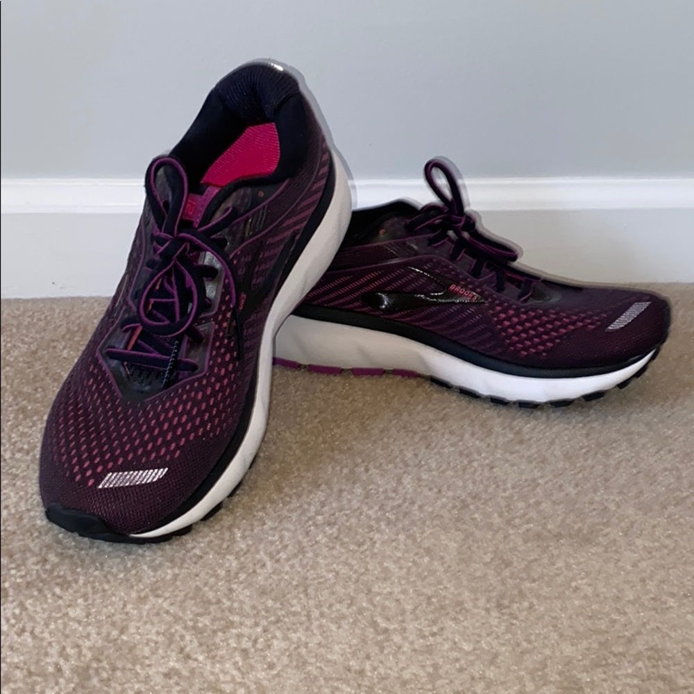 Brand New Size 6.5 Brooks Running Shoes